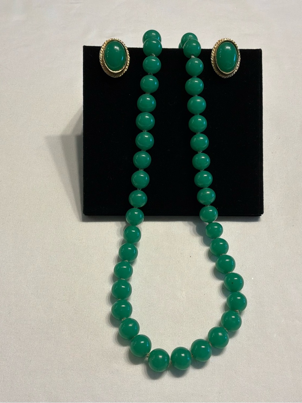 VINTAGE JAPAN Apple Green Japanese Peking Glass beads w/ matching CLIP earrings